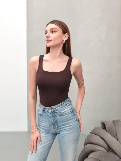 Kahverengi kare yaka askılı çıtçıtlı body