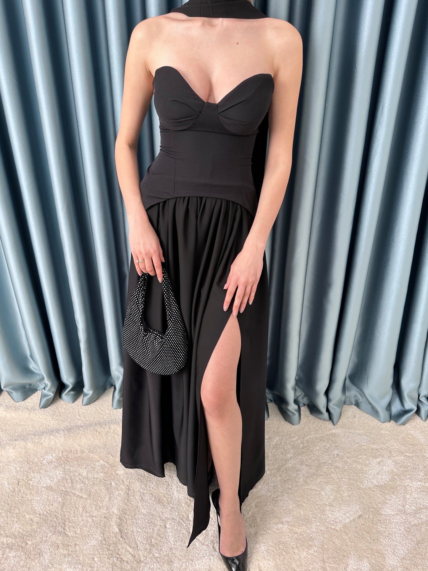 Siyah yırtmaçlı elbise