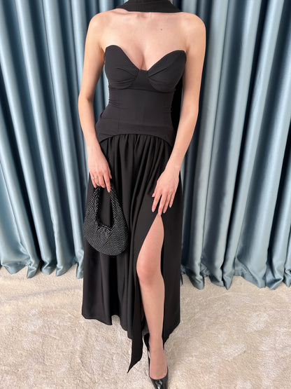 Siyah yırtmaçlı elbise
